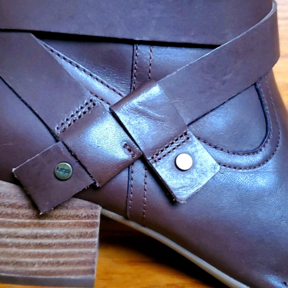 Uggs letter boots - Picture 2 of 6